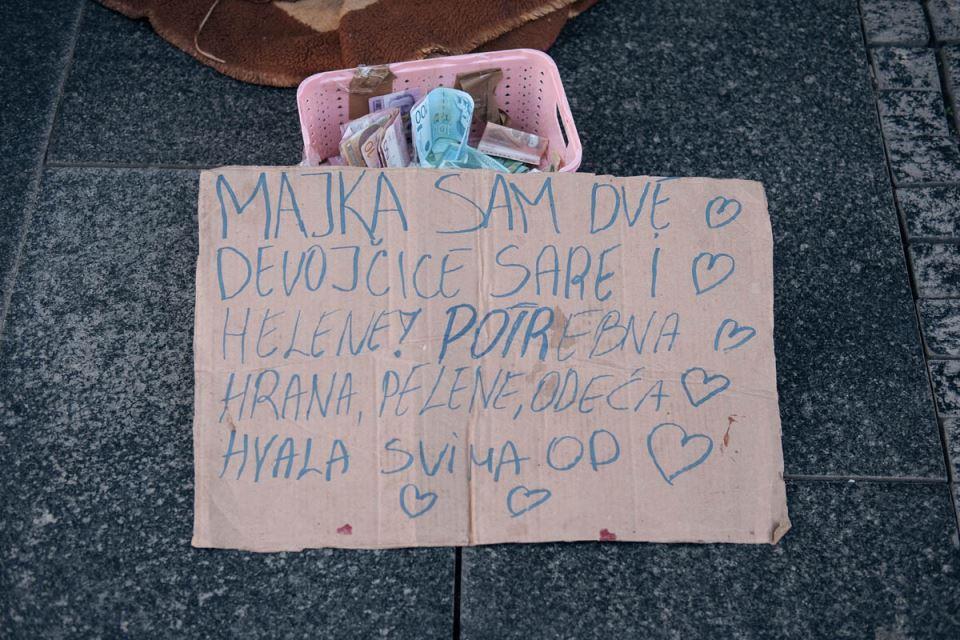 majka prosi u Knezu.jpg