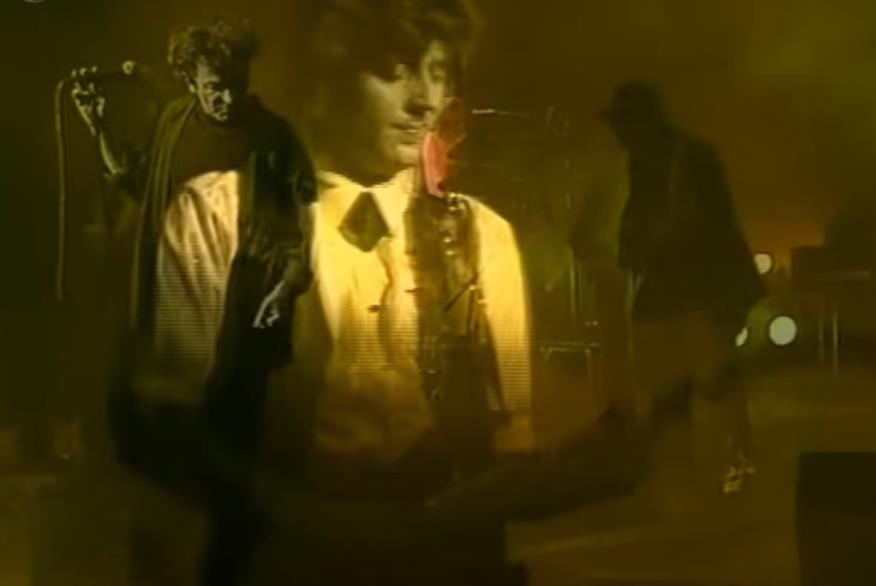 Prljavo kazalište izvodi pesmu Tu noć kad si se udavala