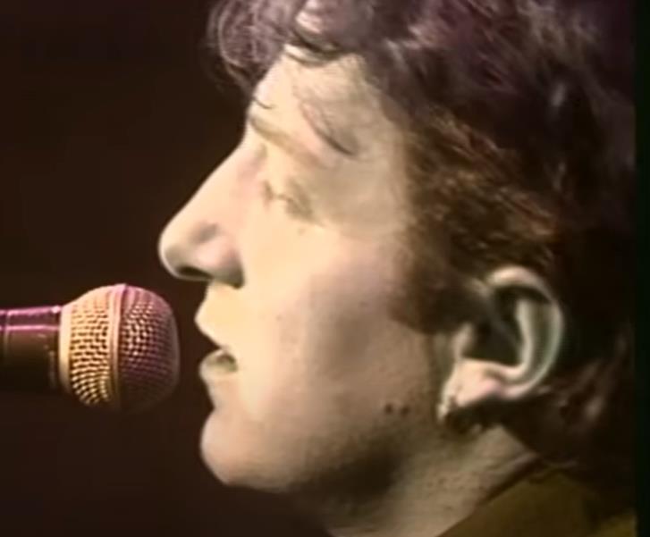 Prljavo kazalište izvodi pesmu Tu noć kad si se udavala