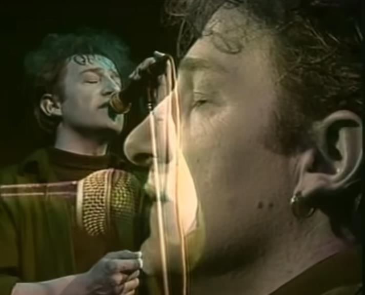 Prljavo kazalište izvodi pesmu Tu noć kad si se udavala