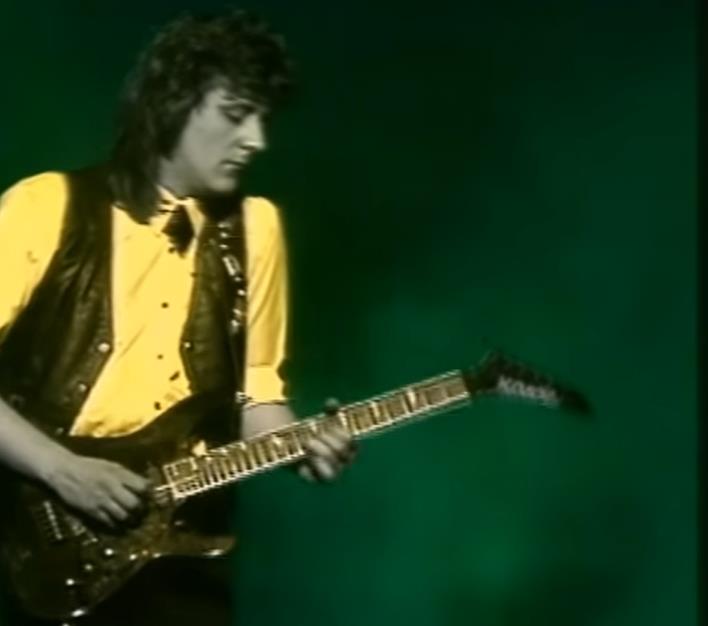 Prljavo kazalište izvodi pesmu Tu noć kad si se udavala