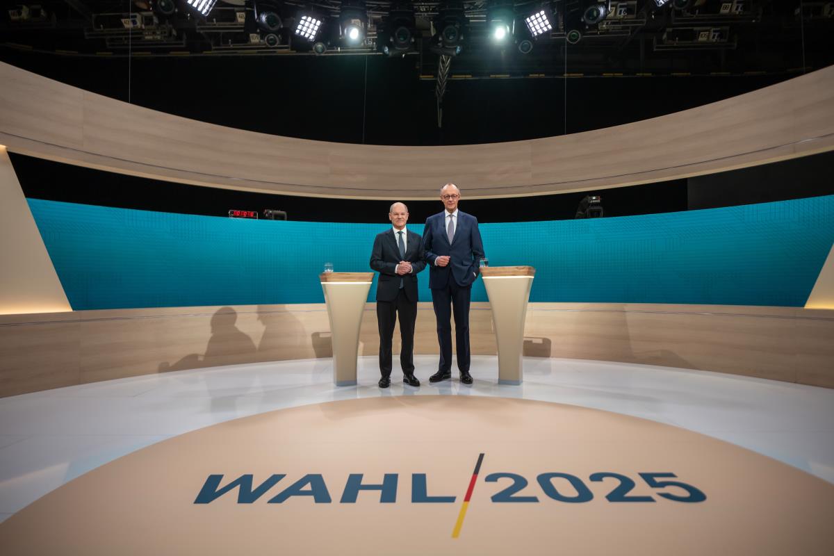 nova04 EPA Michael Kappeler  Pool.jpg