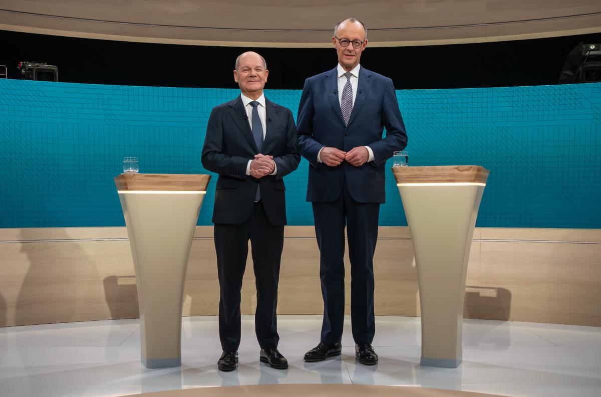 nova03 EPA Michael Kappeler  Pool.jpg