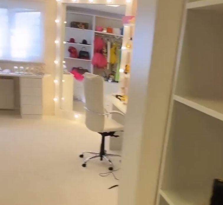 2025-02-11 09_21_19-Jelena Karleuša garderober - Google претрага.jpg