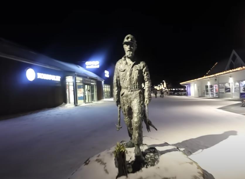 Sajmon Vilson posetio Longjerbijen 4.png