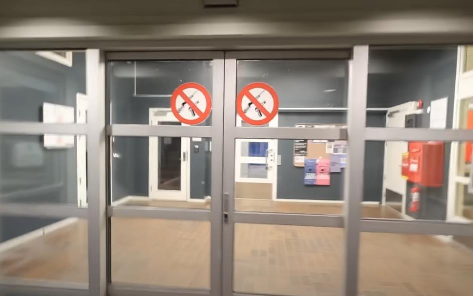 Sajmon Vilson posetio Longjerbijen 3.png