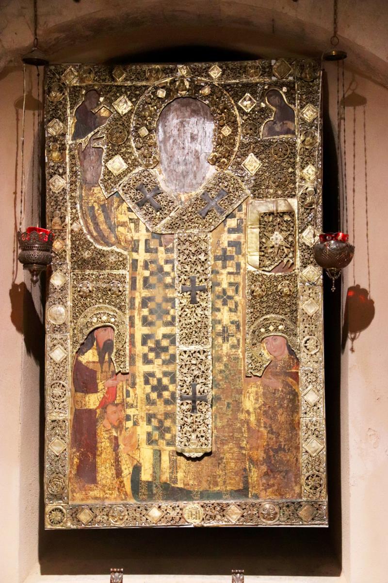 Ikona Svetog Nikole koja stoji iznad njegovog sarkofaga u crkvi u Bariju.