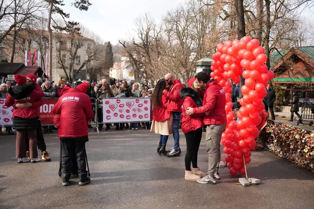 1739561654_vrnjačka-banja-najduži-poljubac-fotorina2.jpg