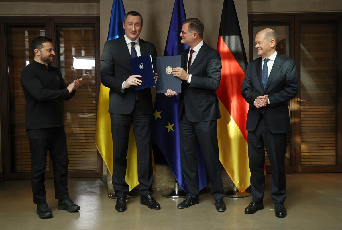 minhen03 EPA Sean Gallup  Pool.jpg