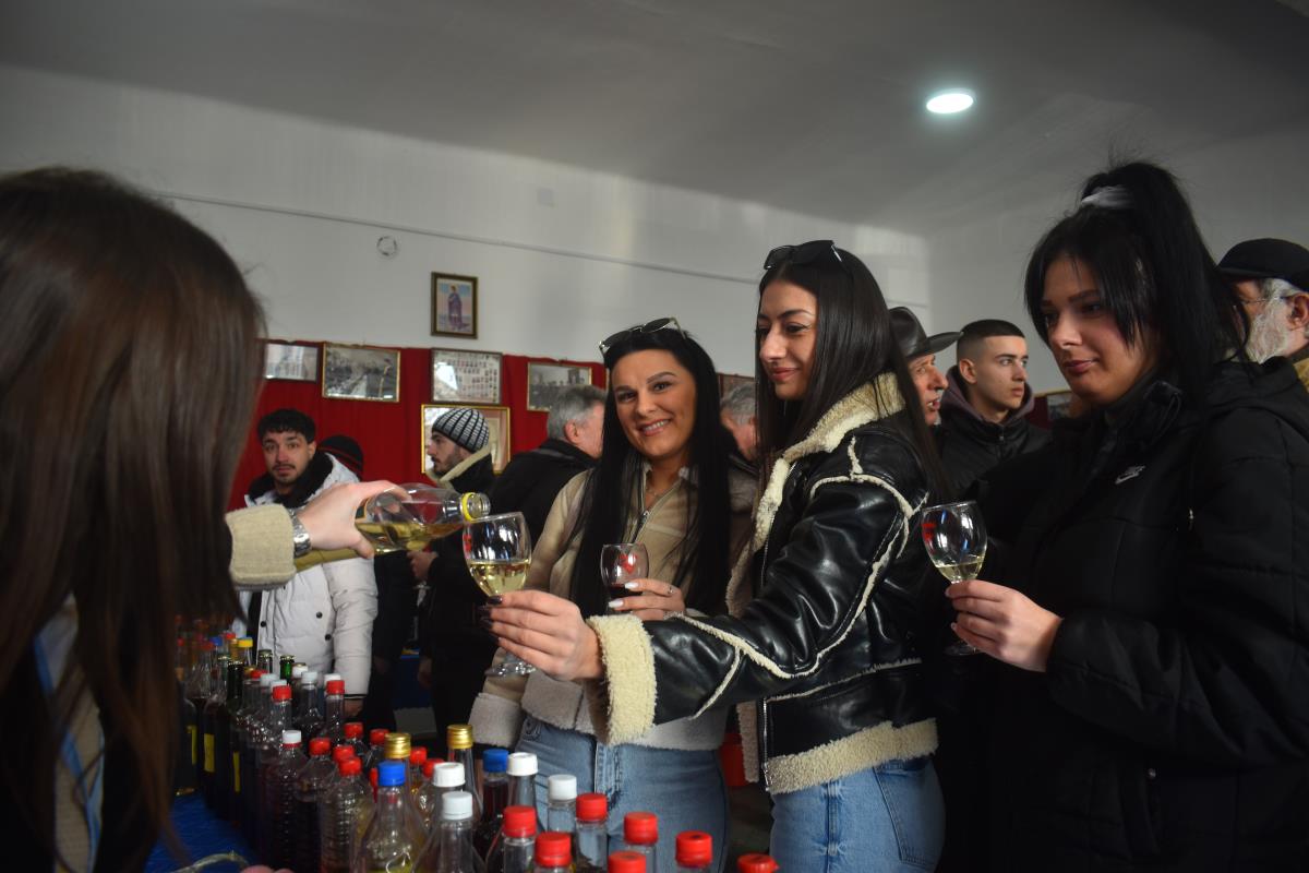 Svu uživali u vinu foto s.u..JPG