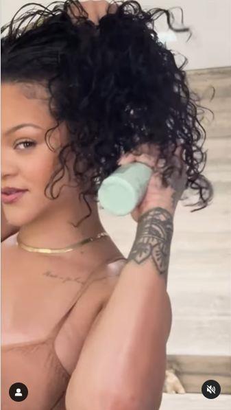 Rijana promoviše sprej za kosu 1.jpg