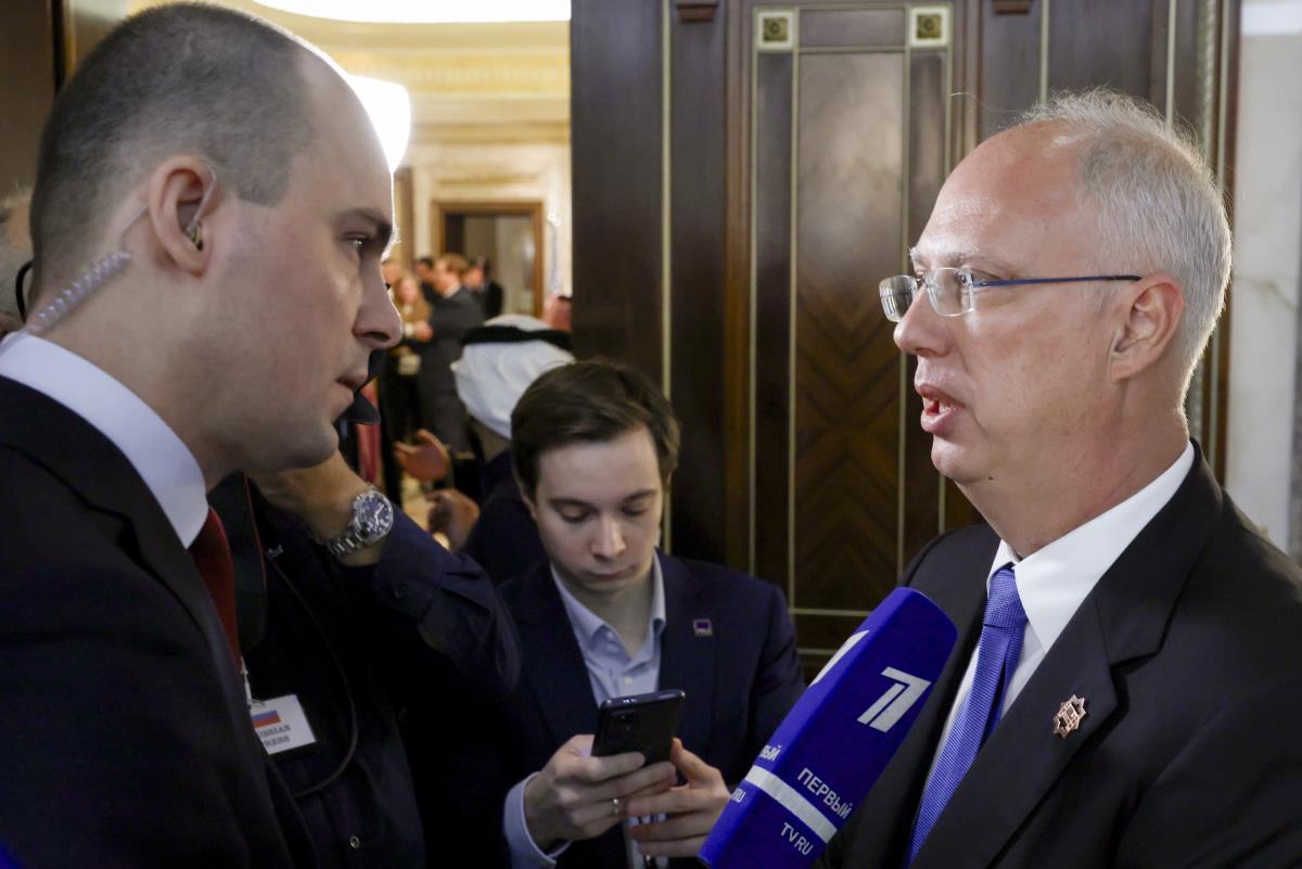 x01 AP Evelyn Hockstein.jpg