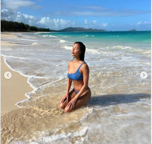 Nikol Šerzinger na plaži na Havajima 2.png