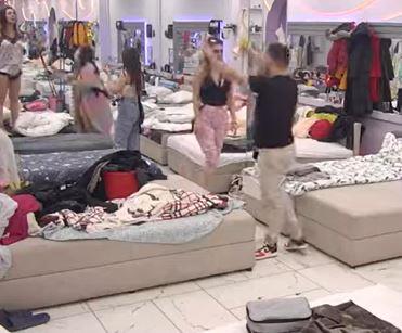 2025-02-23 08_34_15-Bar ne gleda cela Srbija kako na ulici... Ena nastavlja da niže udarce na račun .jpg