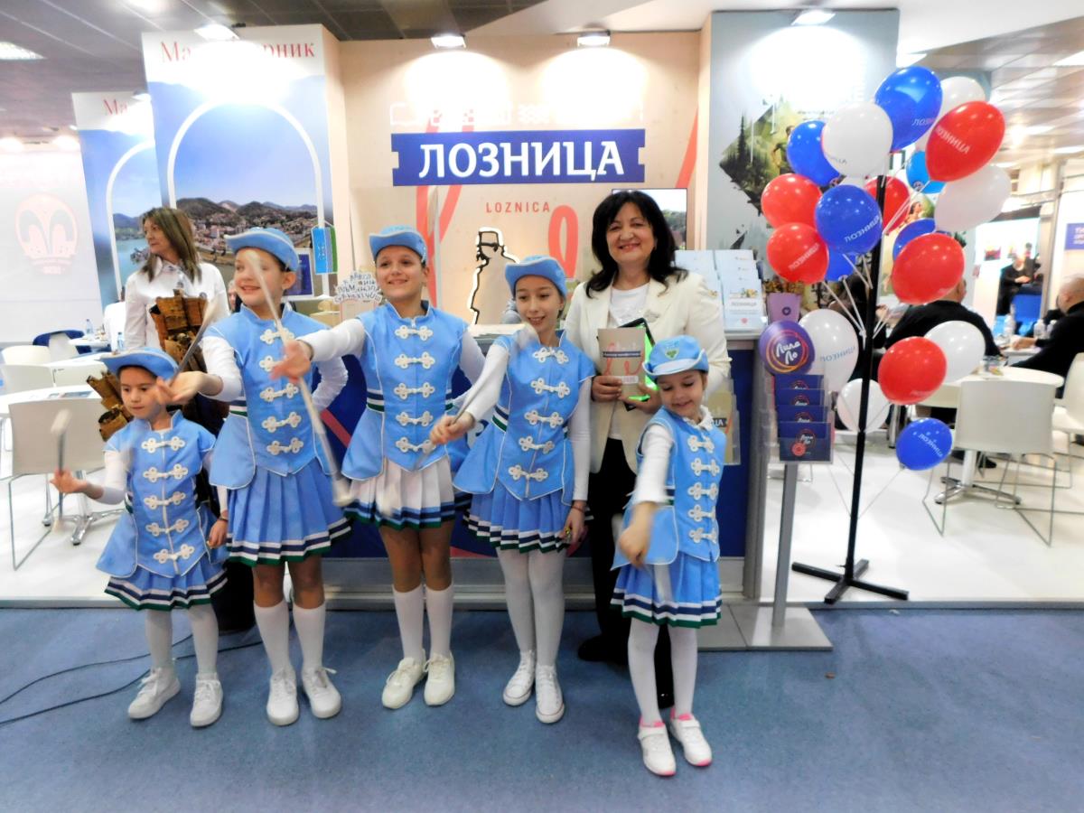 LOZNICA - Mažoretkinje privukle pažnju.JPG