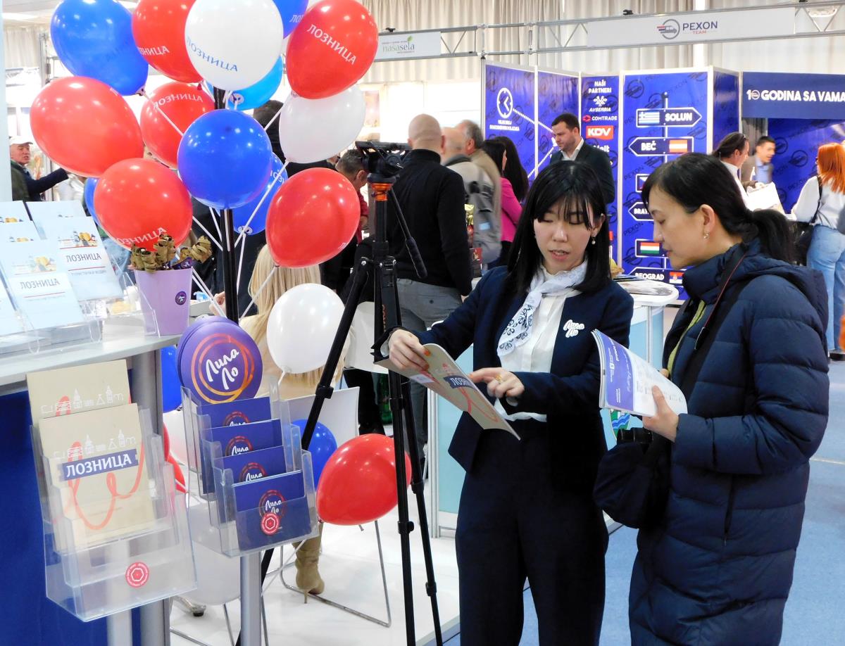 LOZNICA - Japanci na štandu Loznice.JPG