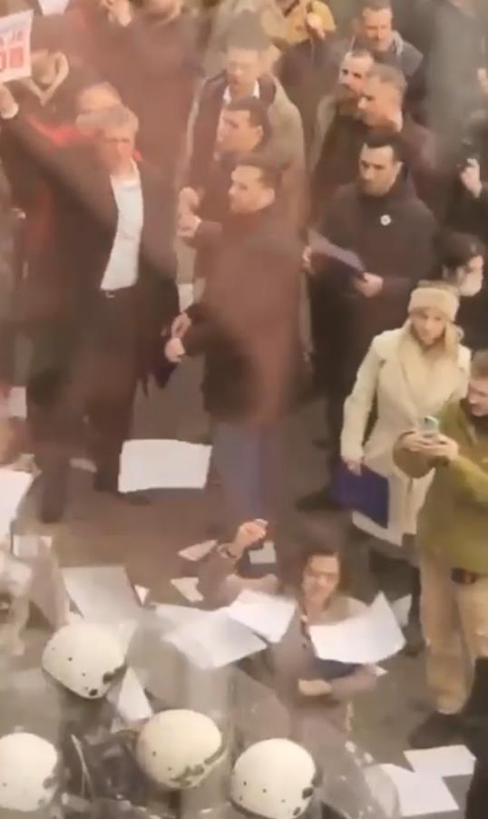  Žarko Mićin nakon izbora: Povređeno 5 policajaca, bacani su čak i noževi na njih