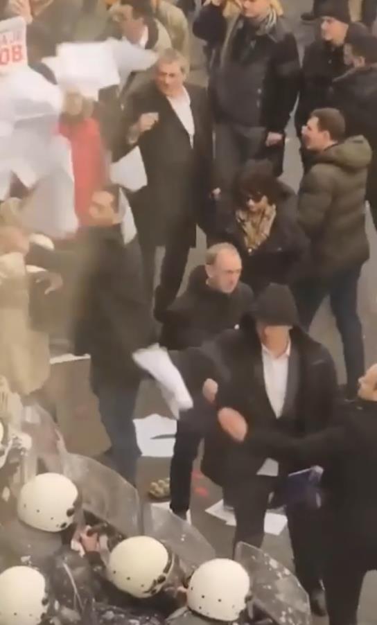  Žarko Mićin nakon izbora: Povređeno 5 policajaca, bacani su čak i noževi na njih