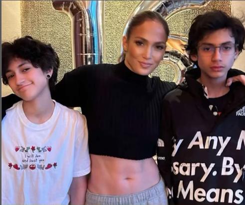 Dženifer Lopez sa blizancima Emom i Maksom.jpg