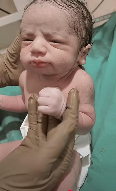 Snimak tek rođene bebe oduševio svet 6.jpg