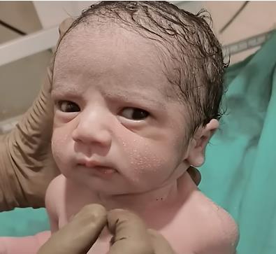 Snimak tek rođene bebe oduševio svet 4.png