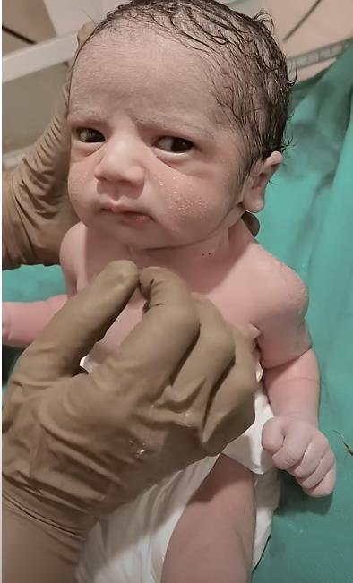 Snimak tek rođene bebe oduševio svet 3.png