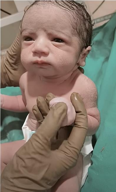 Snimak tek rođene bebe oduševio svet 2.png