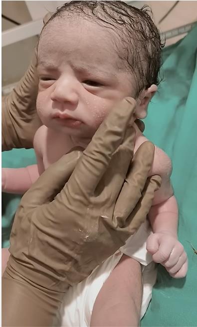 Snimak tek rođene bebe oduševio svet 1.png