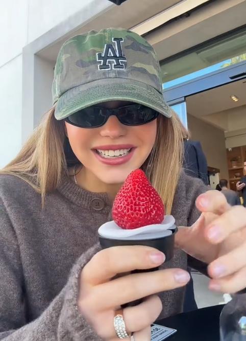 Alisa Antoci probala najskuplju jagodu 4.png