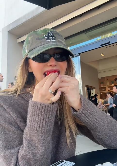 Alisa Antoci probala najskuplju jagodu 5.png