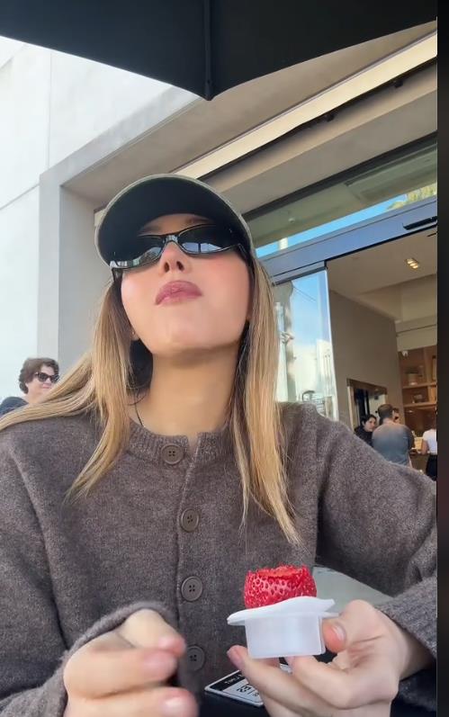 Alisa Antoci probala najskuplju jagodu 2.png