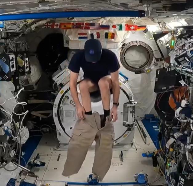 astronaut se oblači (4).jpg