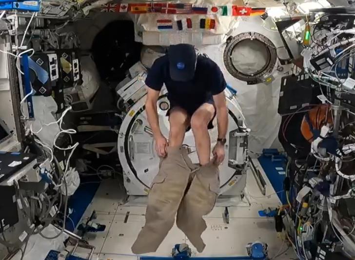 astronaut se oblači (1).png