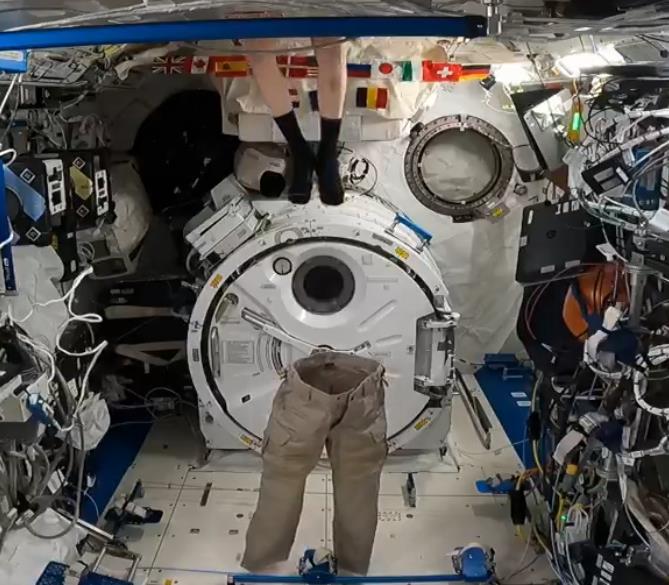 astronaut se oblači (2).png