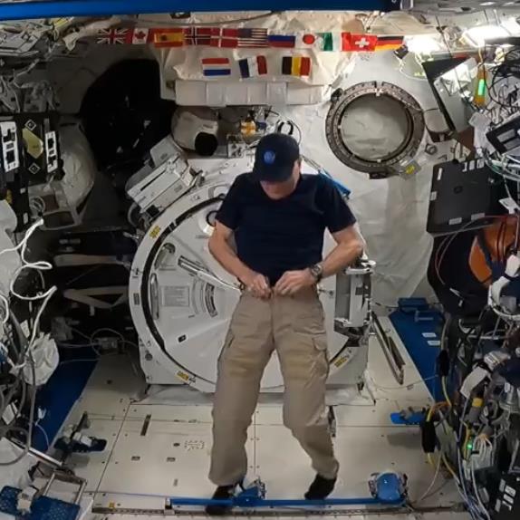 astronaut se oblači (5).png