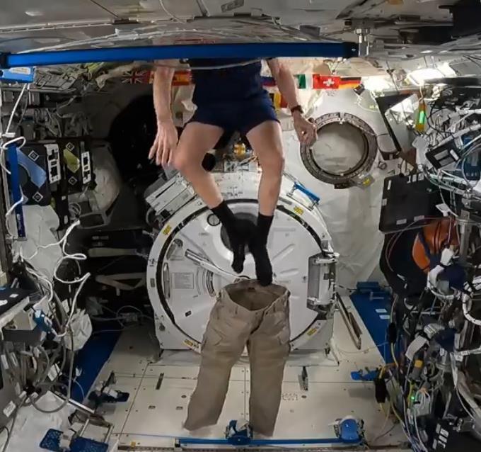 astronaut se oblači (3).png