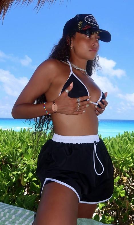 Bikini fotografije Amber Džil