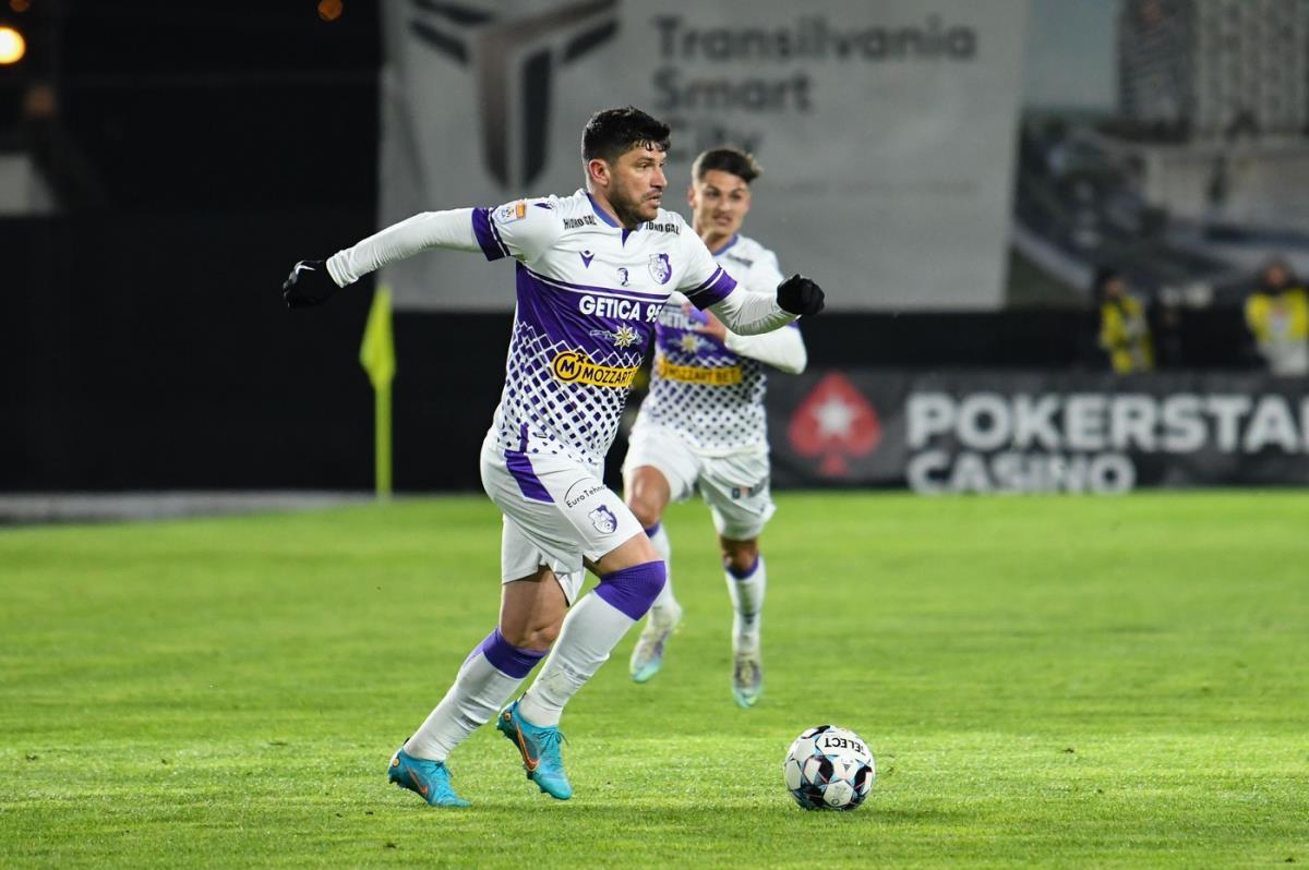 Legendarni fudbaler spiskao sve pare, majka ga izdržava