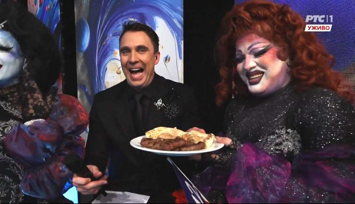 Članica grupe jede ćevape i to noktom