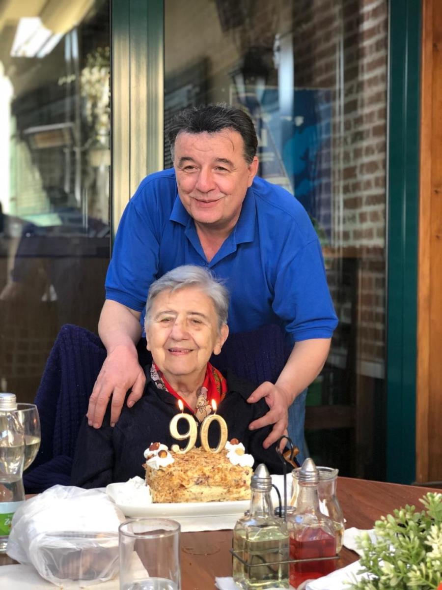 Sa onom koja me je rodila i naučila svemu.jpg