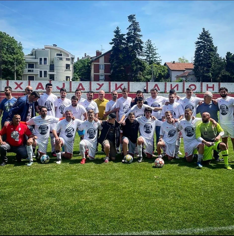 Slavimo Hajdukov ulazak u viši rang   Zeljko peti sdesna.jpg