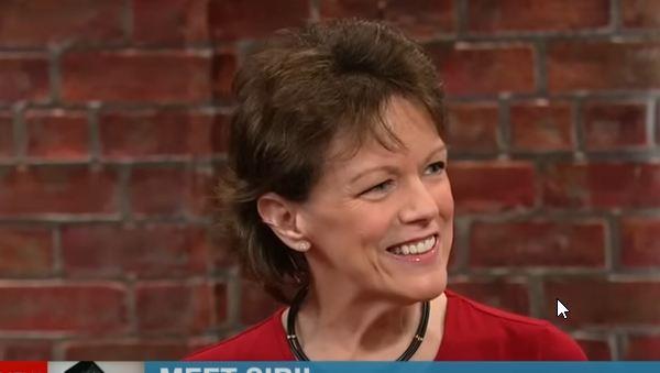 Suzan Benet stoji iza glasa Siri 2.jpg