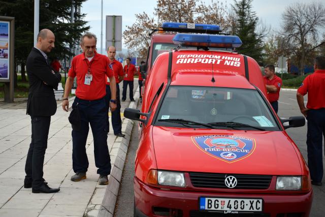 vatrogasna-vozila-od-beogradskog-za-niski-aerodrom.jpg