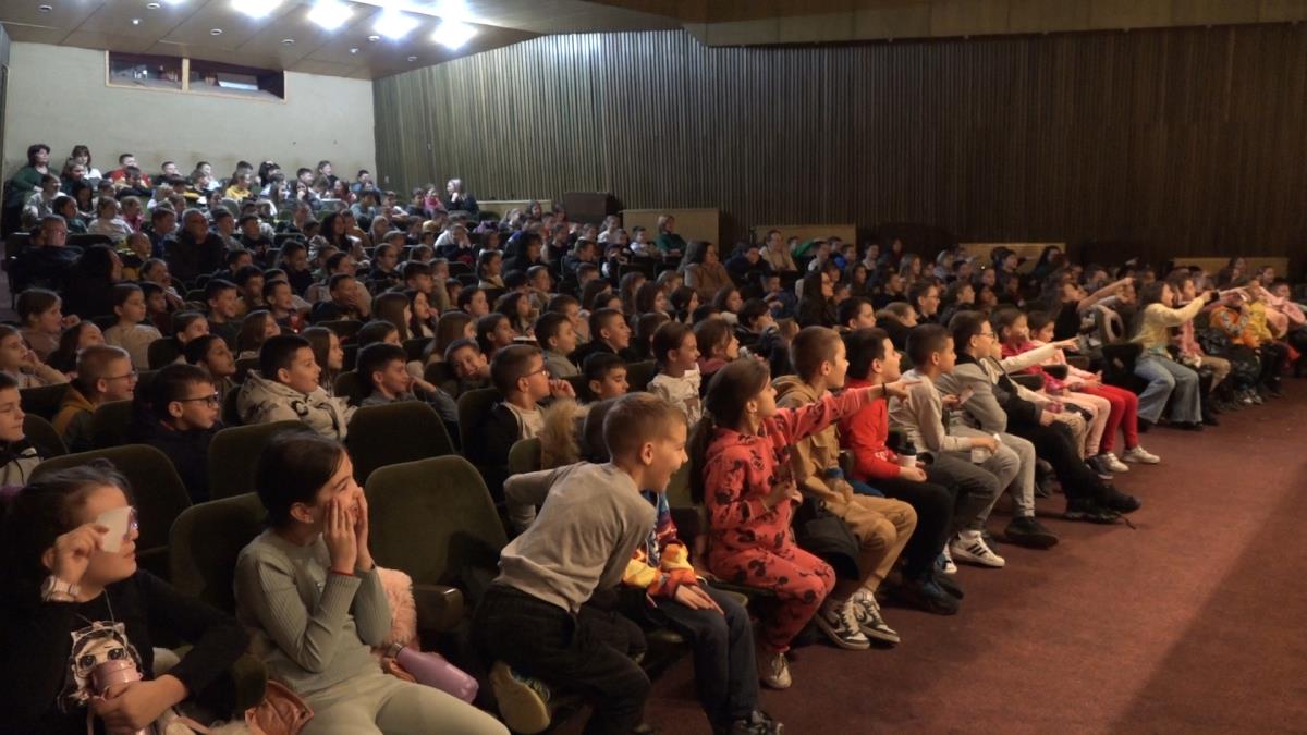 Oduševljena najmlađa publika župska.jpg