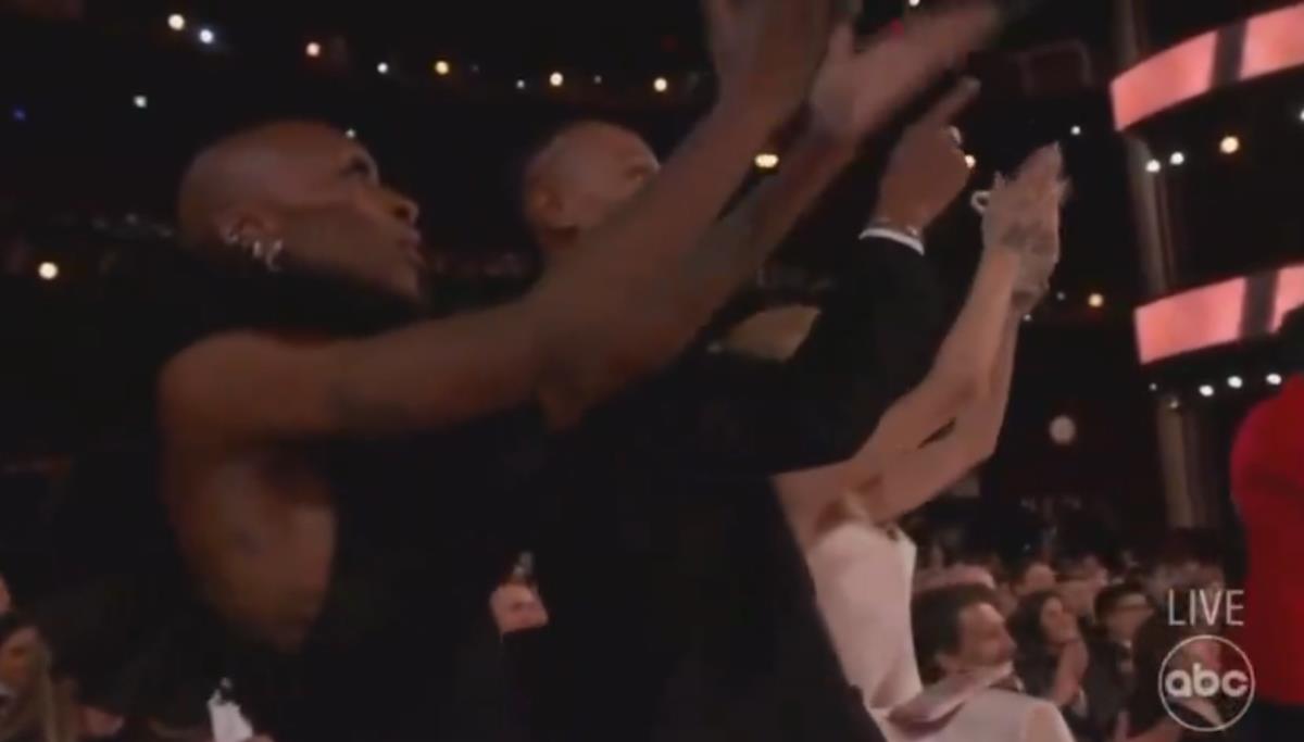 Arijana Grande haljina telefon Oskar (2).png