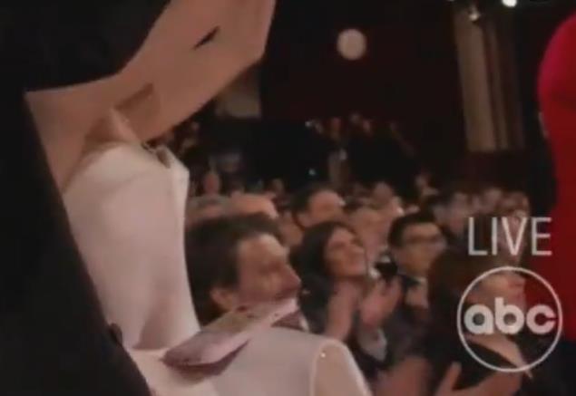 Arijana Grande haljina telefon Oskar (4).png