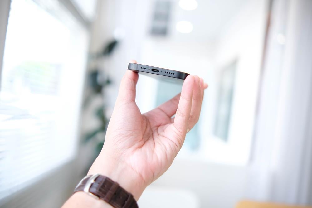 Apple iPhone 16e 004.jpg