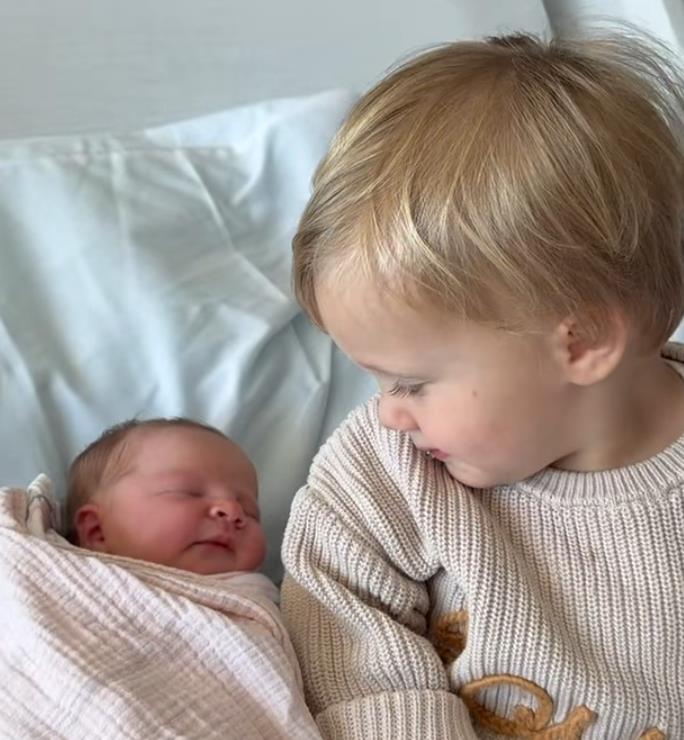 Rod Stjuart dobio unuku (3).png