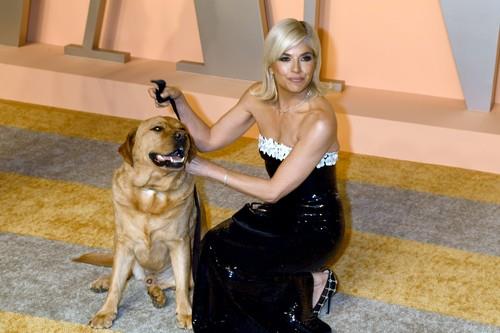 Selma Bler na dodeli Oskara sa servisnim psom Skautom