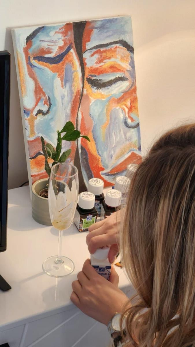 Ova Novosađanka danju nosi beli mantil, a uveče rukama stvara čudesa